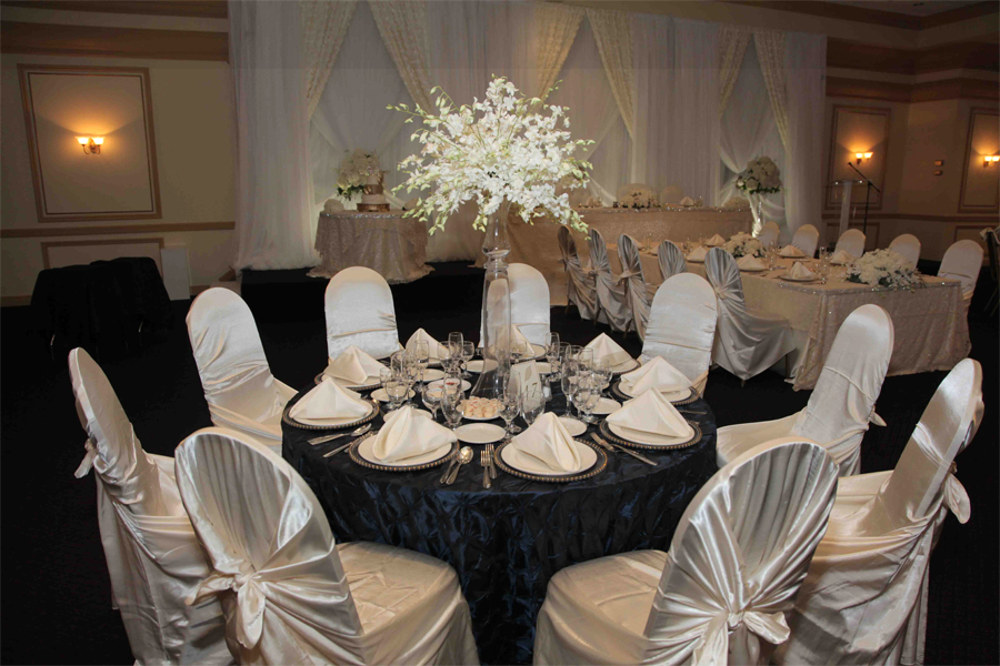 wedding decoration, wedding table arrangement silver cloth